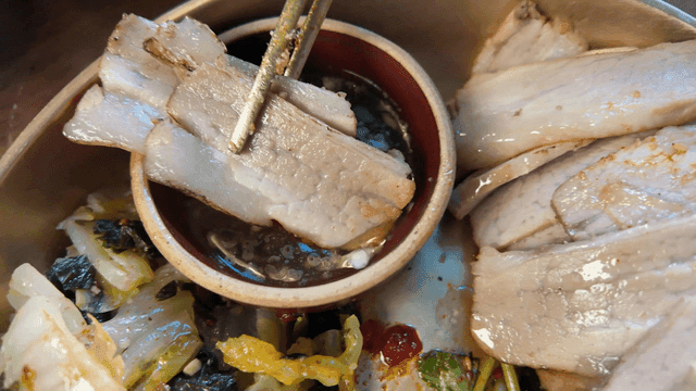 Boiled pork jowl dipped in sauce