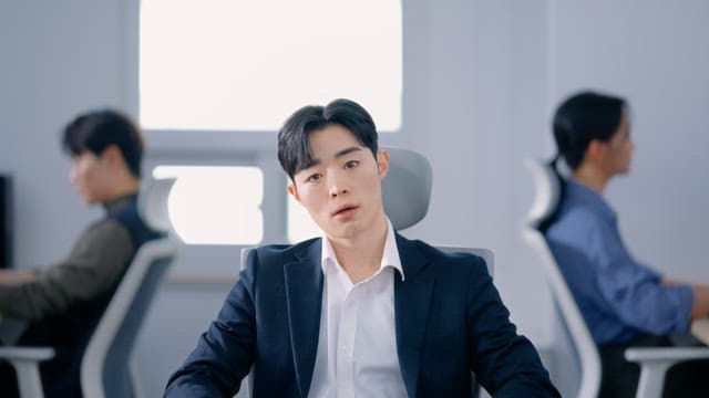 지친 얼굴로 사무실에 앉아 있는 남자