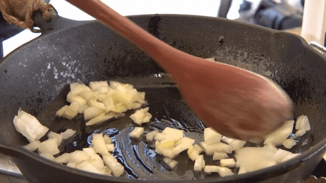 팬에서 볶아지는 양파