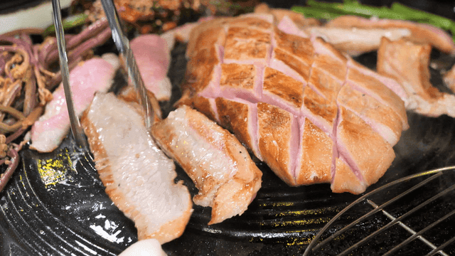 채소와 함께 구워지는 항정살