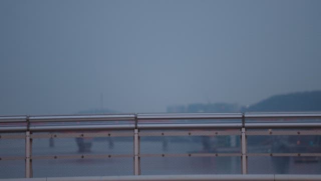 저녁에 양화대교 위를 걷는 사람