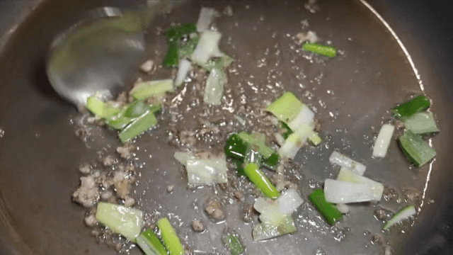 팬에서 파와 고기가 볶아지는 모습