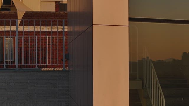 건물 외벽에 반사된 일몰