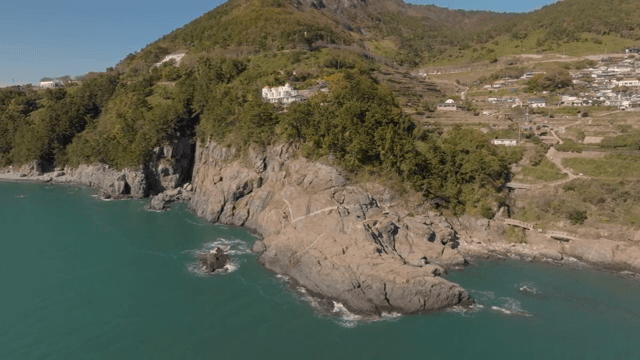 바위 절벽이 있는 아름다운 해안선