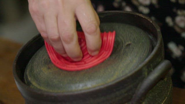 돌솥에 준비된 뜨거운 콩밥