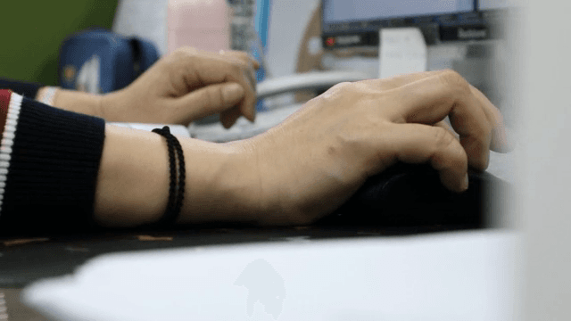 사무실에서 키보드를 치는 손