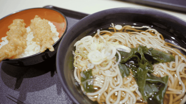 새우 튀김과 따뜻한 일본 우동