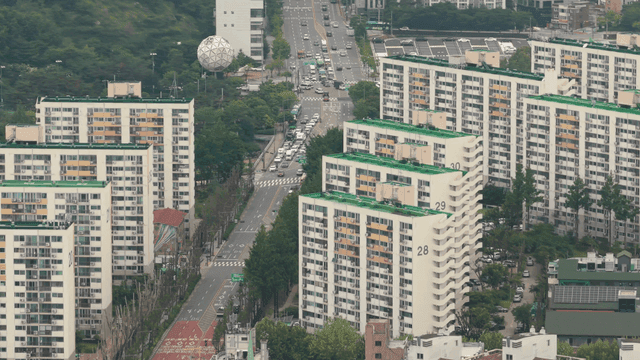 고층 아파트와 도로가 있는 도시 풍경