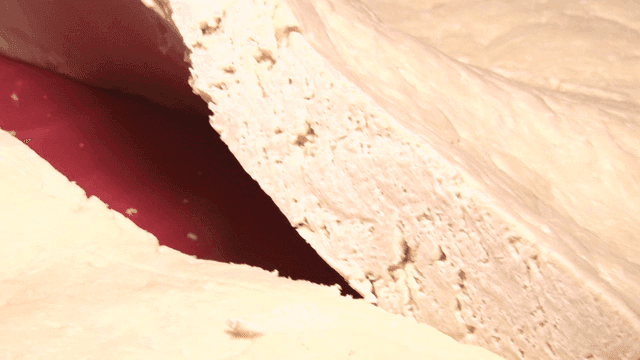 반죽 단면을 보여주는 손