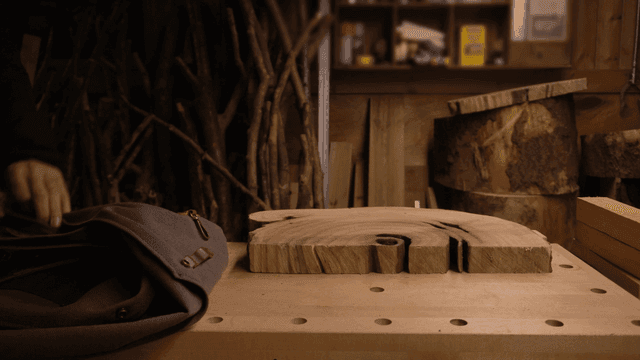 나무 도구와 재료가 있는 목공 작업실