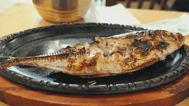 뜨거운 철판에 제공된 생선구이