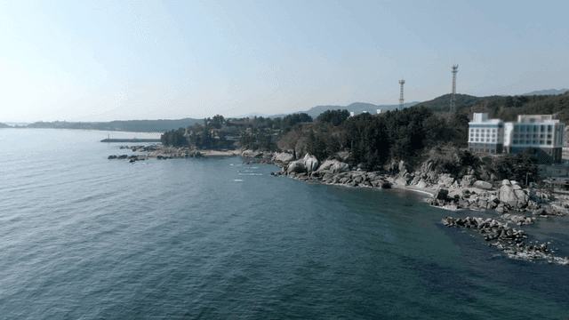 바위 해안선과 도로가 있는 해안 풍경