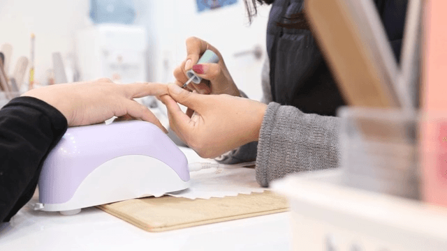 손톱에 매니큐어를 바르는 모습