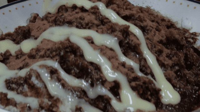 연유를 뿌리는 초콜릿 빙수