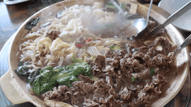 소고기와 채소가 들어간 한국식 전골