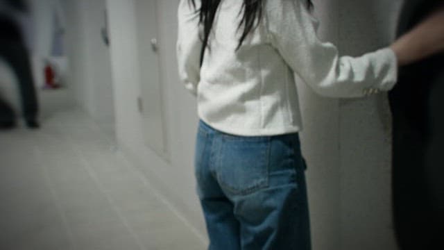 현관문의 도어락을 열고 집안으로 들어가는 여자