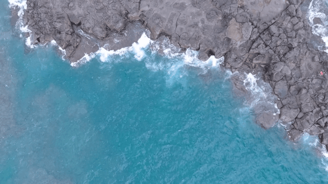 파도가 부딪히는 바위 해안선