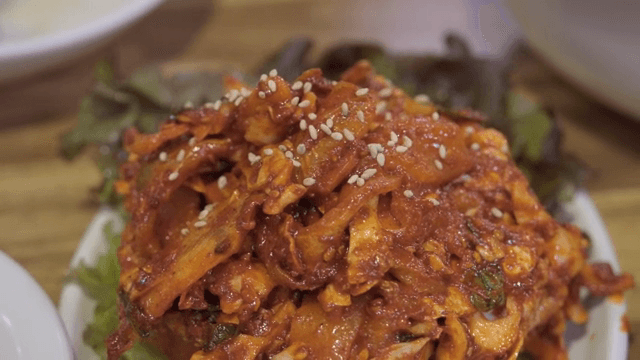 참깨가 뿌려진 매운 밴댕이 무침