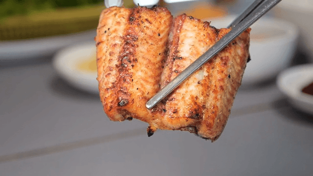 젓가락으로 집은 구운 장어