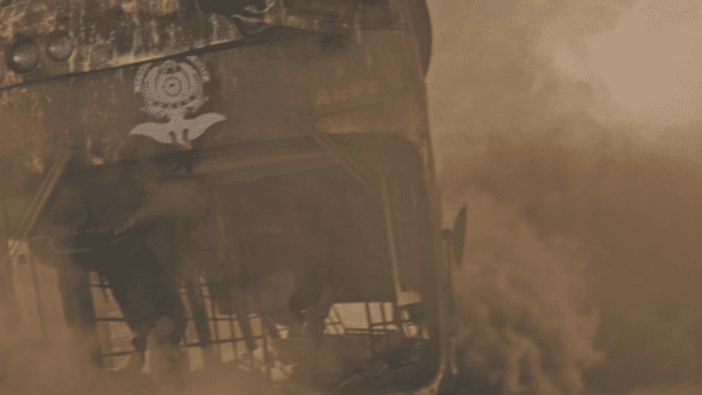 먼지 속에 전복된 버스