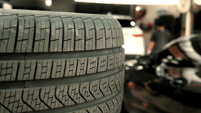 자동차 수리점의 타이어