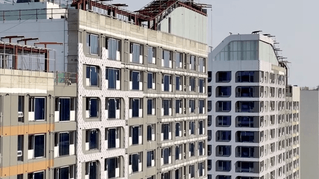 건설 중인 현대식 아파트 건물