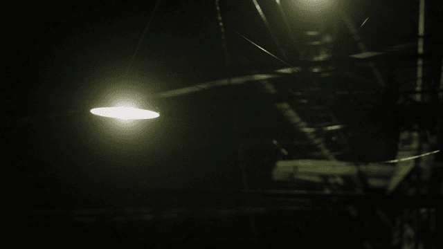 가로등이 있는 어두운 거리