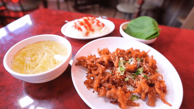 식당의 빨간 테이블 위 무뼈 닭발