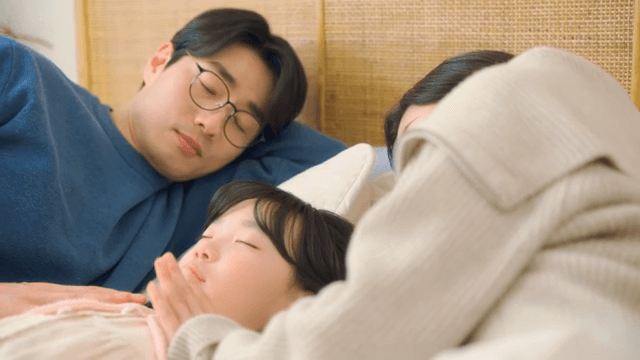 잠든 아이를 토닥이는 부모