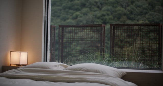 울창한 숲이 보이는 조용한 침실