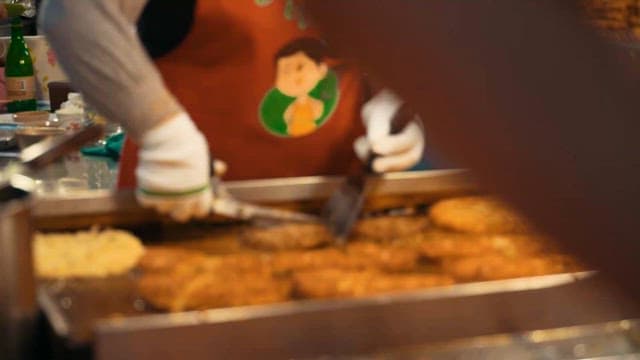 시장에서 전통 길거리 음식 요리하기