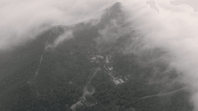 한옥 마을이 있는 안개 낀 산 풍경