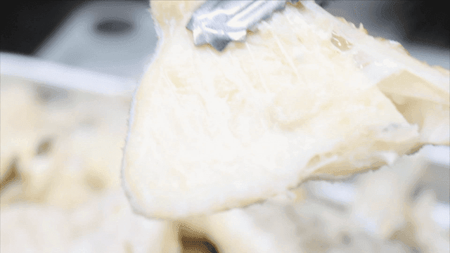 삶은 대구를 집어 올린 집게