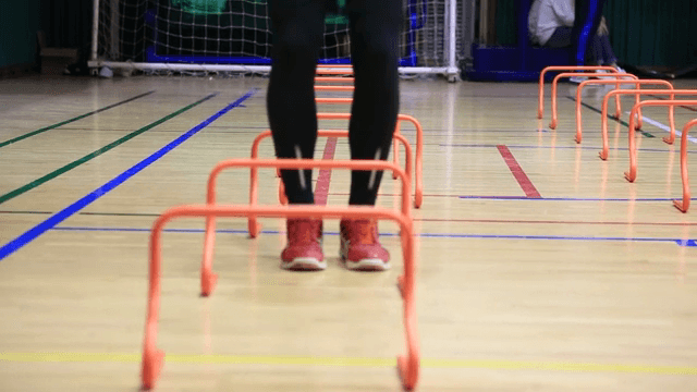 체육관에서 허들 운동을 하는 학생