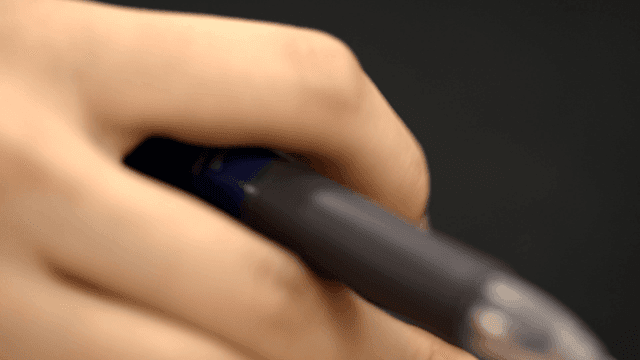 펜을 들고 마우스를 사용하는 손