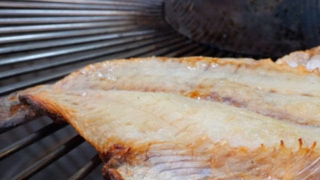 바비큐 그릴에서 굽는 생선 클로즈업