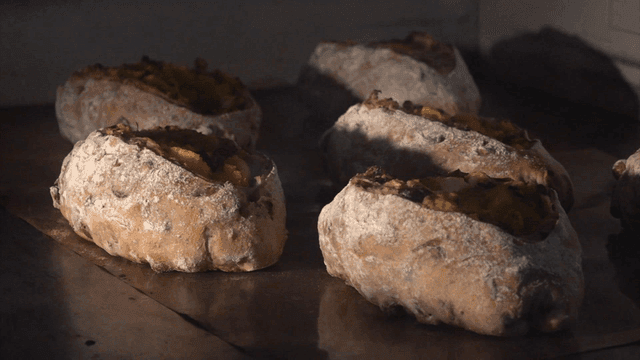 오븐에서 빵이 구워지는 과정