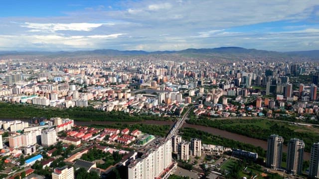 푸른 하늘 아래 광활한 도시 풍경