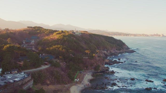 울창한 산에 위치한 전통 한옥들