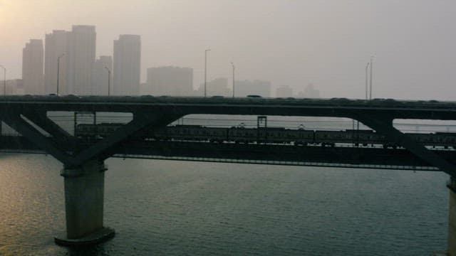 날리는 눈발 속 분주한 도시의 풍경