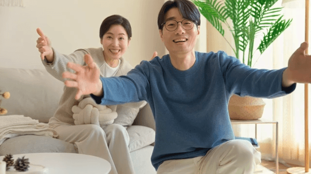 아이의 시선으로 바라보는 아빠에게 안기는 장면