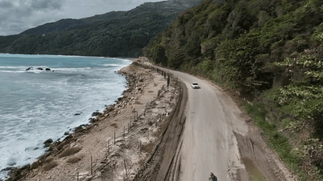 푸른 언덕과 해안 도로