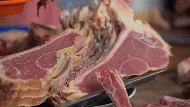 쟁반 위에 놓인 생고기 조각들