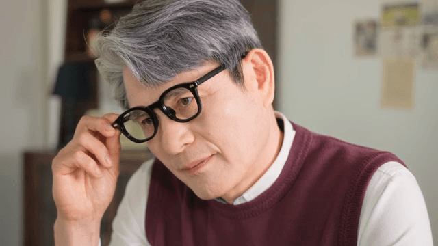 안경을 만지는 노인