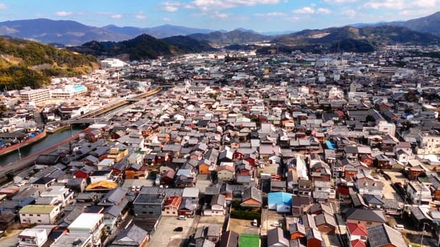 산이 보이는 넓은 도시 풍경