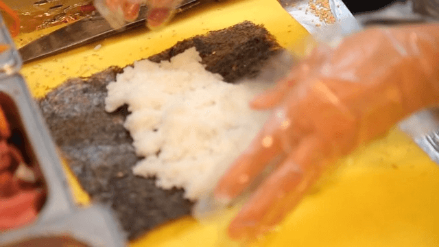 다양한 재료로 김밥 준비하기