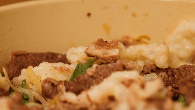 냄비에 있는 차돌박이와 채소