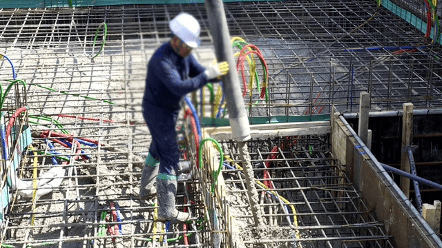 콘크리트를 붓는 건설 작업자