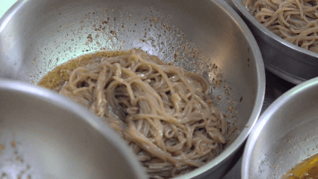 Pouring perilla-oil buckwheat noodles into bowl