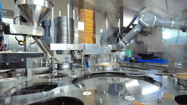 공장에서 자동화된 라면 만들기